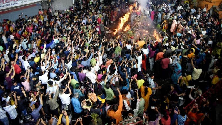 Holi 2025 Pakistani Hindus celebrated Holi in Krishna temple of Lahore festival celebrated with joy in India too