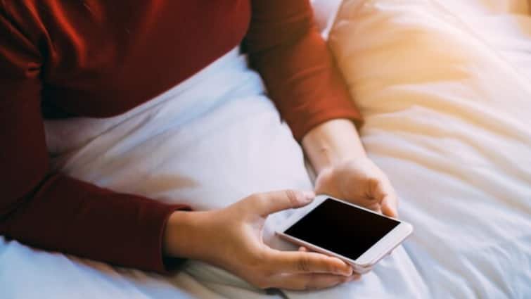never do these things with your smartphone could lead to battery blast to health issues