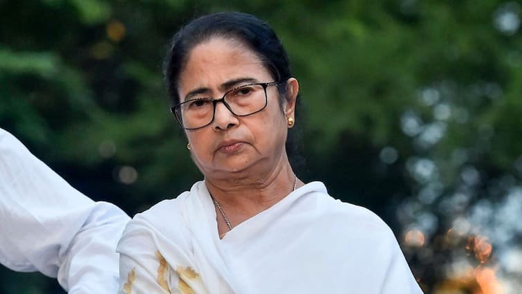 West Bengal clash between two groups on Holi birbhum internet shutdown till 17 march BJP slams tmc demands Home Ministry intervene | पश्चिम बंगाल: बीरभूम में होली पर झड़प के बाद तनाव, इंटरनेट बंद; BJP बोली