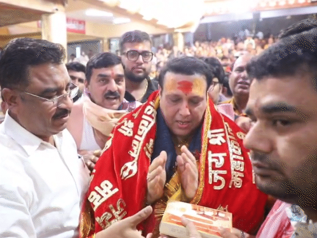 Film actor Govinda reached Mahakal temple | एक्टर गोविंदा का खुलासा- कैसे पैर में लगी थी गोली: उज्जैन में महाकाल दर्शन कर कहा- कई ऊंची बिल्डिंग से मरने वाला था; बाबा ने बचा लिया – Ujjain News