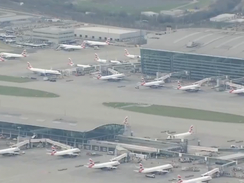 London’s Heathrow Airport reopened after 18 hours | लंदन का हीथ्रो एयरपोर्ट 18 घंटे बाद खुला: ब्रिटिश एयरवेज का विमान लैंड हुआ; बंद से 1300 फ्लाइट्स प्रभावित, पावर स्टेशन में लग गई थी आग