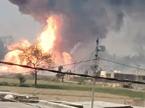 Explosion in cylinder warehouse in Bareilly More than 40 blasts in 30 seconds | बरेली में 3 मिनट में 400 सिलेंडर ब्लास्ट: गैस गोदाम में आग लगी, घर छोड़कर भागे लोग; आधा किमी तक टुकड़े बिखरे – Bareilly News
