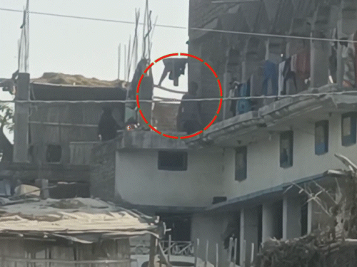 Bricks and stones were thrown at the devotees returning from the temple | दरभंगा में दुर्गा मंदिर से लौट रहे लोगों पर पथराव: गांव में दो समुदायों के बीच तनाव की स्थिति, 3 थानों की पुलिस मौके पर मौजूद – Darbhanga News