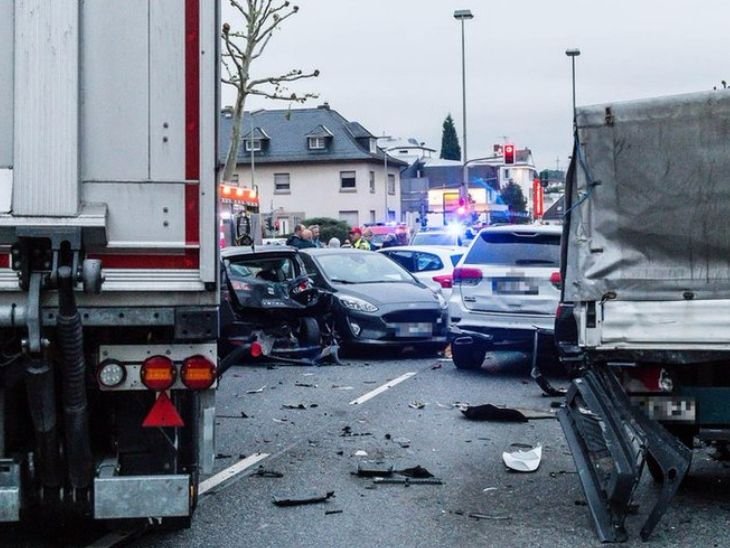 Black SUV rams into crowd in Mannheim, Germany | जर्मनी के मैनहेम में भीड़ में घुसी काली SUV: एक की मौत, कई घायल; 3 महीने में कार से हमले की तीसरी घटना