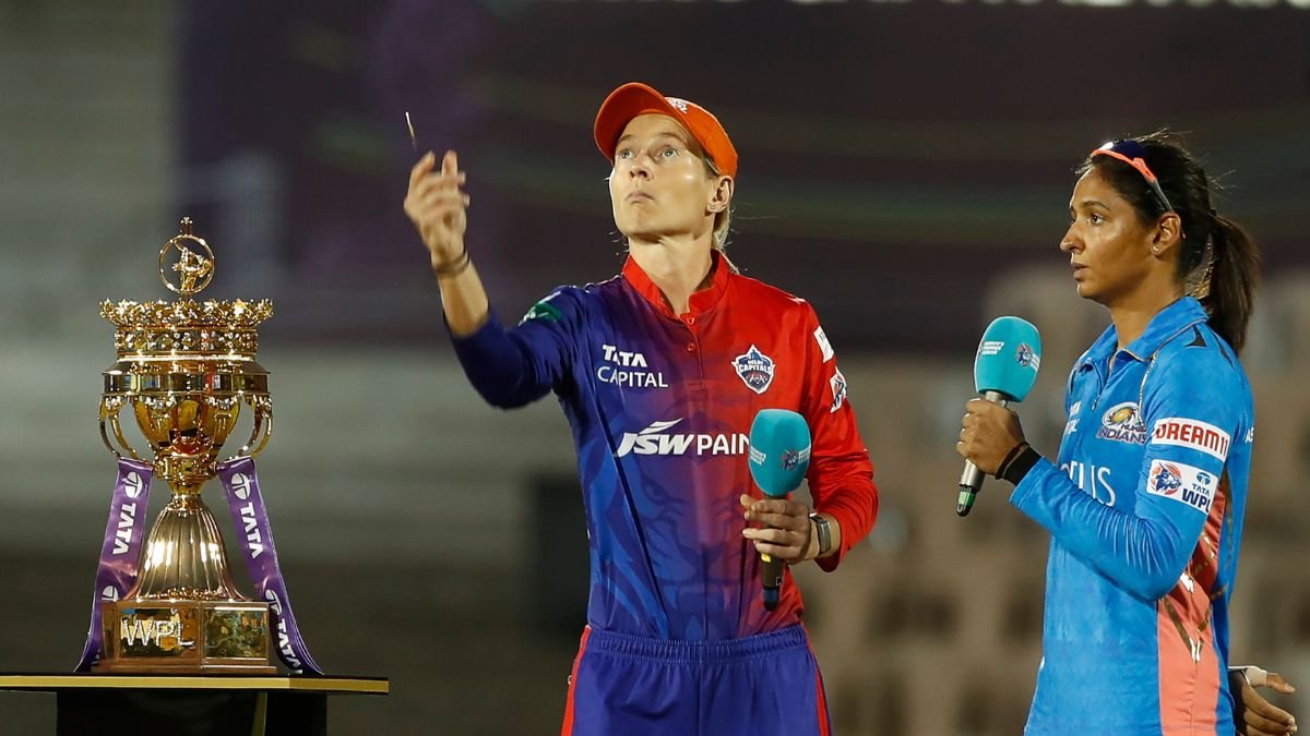 WPL 2025 Final Live: दिल्ली-मुंबई के बीच होगा रोमांचक मुकाबला, दोनों टीमों की नजरें खिताब पर
