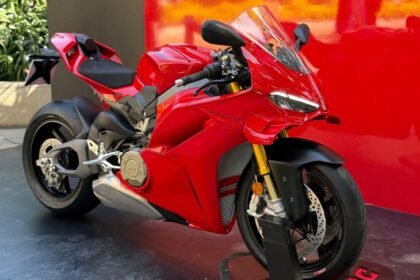 Ducati Panigale V4 launched, starting price ₹ 29.99 lakh | डुकाटी पैनिगेल V4 लॉन्च, शुरुआती कीमत ₹29.99 लाख: सुपर स्पोर्ट्स बाइक में स्कॉर्पियो-N से भी ज्यादा पावरफुल इंजन; ट्रैक्शन कंट्रोल, कॉर्नरिंग ABS जैसे फीचर्स