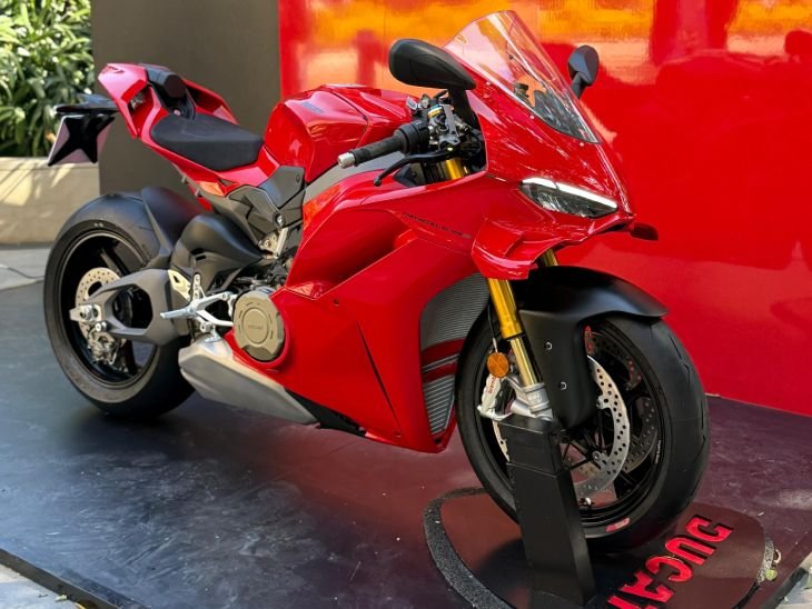 Ducati Panigale V4 launched, starting price ₹ 29.99 lakh | डुकाटी पैनिगेल V4 लॉन्च, शुरुआती कीमत ₹29.99 लाख: सुपर स्पोर्ट्स बाइक में स्कॉर्पियो-N से भी ज्यादा पावरफुल इंजन; ट्रैक्शन कंट्रोल, कॉर्नरिंग ABS जैसे फीचर्स