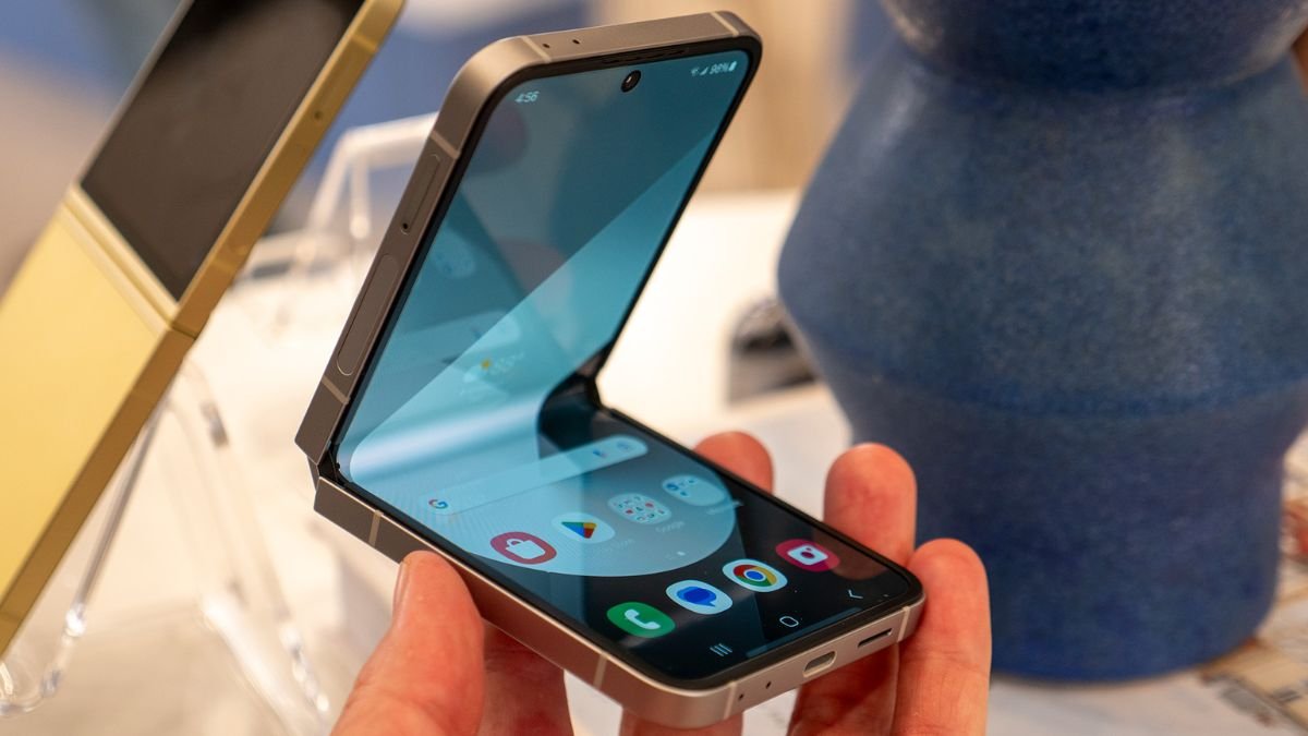 Samsung Galaxy Z Flip 7 के डिजाइन का हुआ खुलासा, लॉन्च से पहले ऑनलाइन लीक हुईं फोटोज