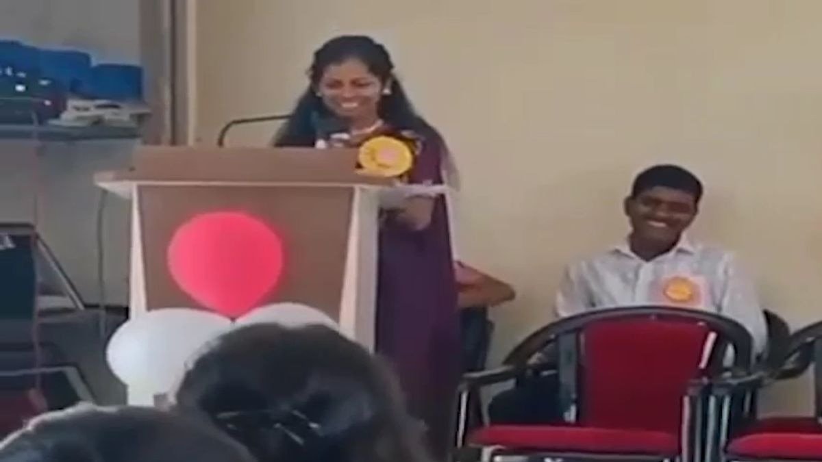 कॉलेज के दोस्त, चेहरे पर स्माइल और फेयरवेल… मंच पर ही 20 साल की छात्रा की हार्ट अटैक से मौत, Video – Maharashtra 20 year old girl dies during farewell speech captured on camera heart attack on stage lcla