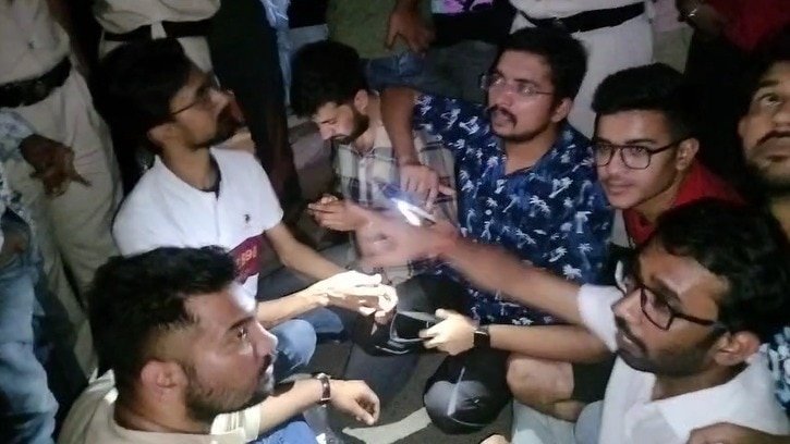 ओल्ड राजेंद्र नगर में कार सवार ने 6 लोगों को मारी टक्कर, विरोध में UPSC अभ्यर्थियों का धरना – Car driver hits 6 people in Old Rajendra Nagar Delhi UPSC aspirants stage protest lclcn
