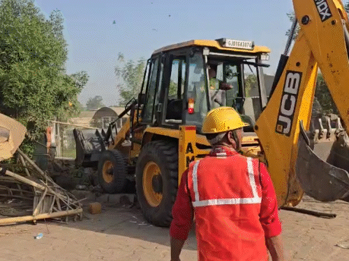 Ahmedabad Bulldozer Action Photos Update; Bangladeshi | Gujarat Police | अहमदाबाद में बांग्लादेशी घुसपैठियों के अवैध निर्माण पर एक्शन: 50 बुलडोजर-36 डंपर ढहाने में लगे, अब तक 890 संदिग्ध हिरासत में, इनमें 143 बांग्लादेशी