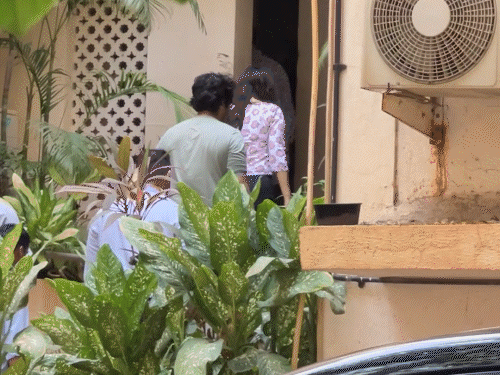 Aamir Khan spotted with girlfriend Gauri Spratt at ex wife’s kiran rao residence | गर्लफ्रेंड गौरी स्प्रैट के साथ स्पॉट हुए आमिर खान: पूर्व पत्नी किरण राव के घर पहुंचे, गार्ड ने दिया गौरी को कवर; बेटे जुनैद भी साथ दिखे