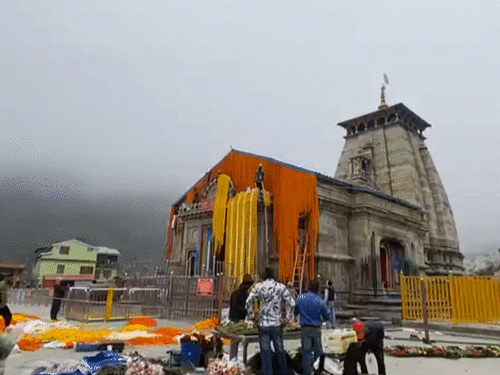 Kedarnath temple decorated with 10 thousand kilos of flowers | 10 हजार KG फूलों से सजाया गया केदारनाथ मंदिर: वडोदरा के 220 शिवभक्तों ने मंदिर सजाया, 8 राज्यों और 3 देशों से मंगवाए गए फूल