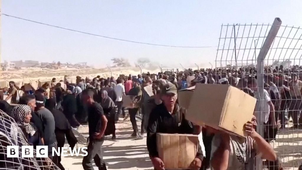 Crowds storm US-backed group’s new aid distribution centre