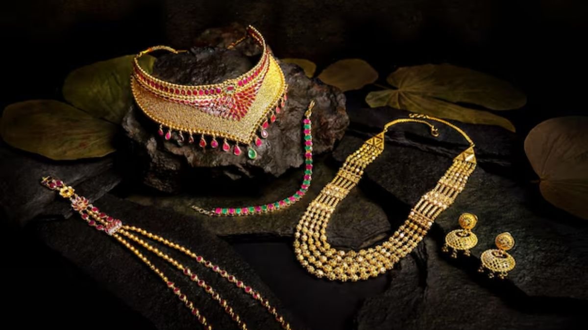 Gold Price Today: सोने के भाव में 1400 रुपये की जोरदार तेजी, चेक करें आज की ताजा कीमतें